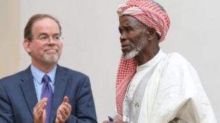 L'imam Abdullahi Abubakar et le chargé d'affaires de l'ambassade des Etats-Unis au Nigeria.