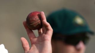 বল ট্যাম্পারিং নিয়ে তোলপাড় চলছে ক্রিকেটে