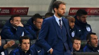 Rooney (wanda ke baya daga gefen hagu) ya shiga wasan da Ingila da Slovenia suka tashi 0-0 a minti 73 da wasan