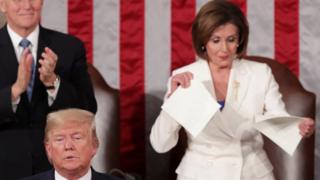 El momento en el que Pelosi rompe una copia impresa del discurso de Trump de este martes.