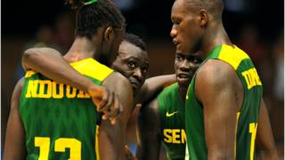 Senegal's centre Gorgui Dieng (R) dey talk with him teammates