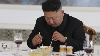 옥류관 냉면을 먹고 있는 김정은 위원장