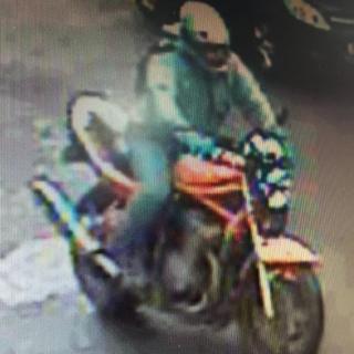 Llun CCTV o'r beiciwr modur