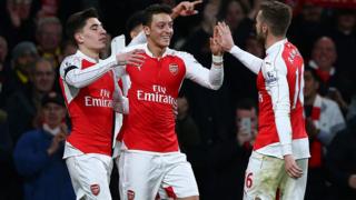 Mesut Özil avec ses coéquipiers lors d'un match contre Bournemouth en 2015 en Premier League