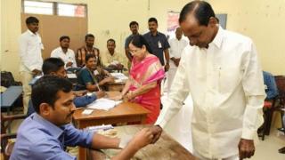 வாக்களிக்கும் உரிமையை பயன்படுத்துங்கள்'