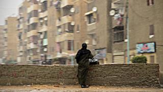 صورة لسيدة في شارع مصري