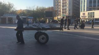 Diyarbakır Sur'da bir hammal tekerlekli çimento taşıyor