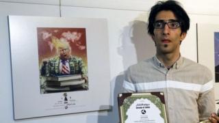 Hadi Asadi kutoka Iran, akimuonyesha rais huyo wa Marekani akiwa amevalia koti la noti za dola za Marekani mbali na kuvaa nywele za manjano zinazochomeka.