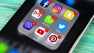 Tela de celular com ícones de aplicativos de redes sociais - Facebook, YouTube, WhatsApp, Twiter...