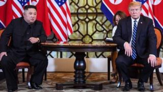 Kim ao lado de Donald Trump