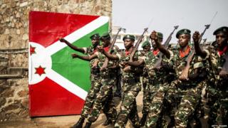 Бурундийские солдаты маршируют во время празднования независимости страны 1 июля. После расправы со стороны властей журналисты нашли новые способы распространения новостей в Интернете