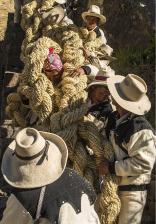 Handling the main support ropes