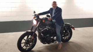 Foto de Davdra em cima de uma moto
