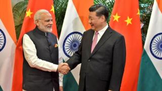 शी जिनपिंग के साथ नरेंद्र मोदी