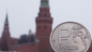 Российский рубль на фоне Кремля