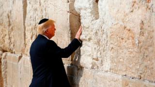 Presiden Trump di Tembok Barat, 22 Mei 2017.