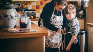 Helpu yn y gegin