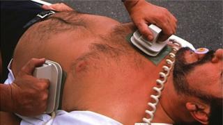 Defibrillator ga chur an sàs
