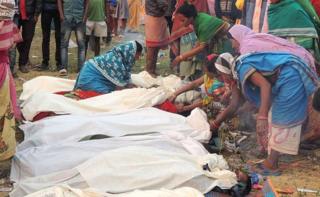 Sejumlah jasad korban keracunan miras oplosan di distrik Golaghat, Assam, India.