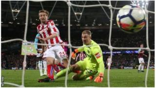 Joe Hart akiwania mpira