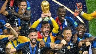 Hugo Lloris levanta la Copa del Mundo.