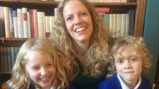 Nina Hoffman, con sus hijos Sophia y Benjamin.