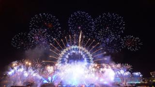 Фейерверк освещает небо над «Лондонским глазом» в центре Лондона во время новогодних праздников