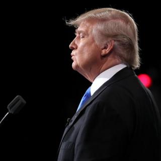 Donald Trump hace una pausa durante un discurso