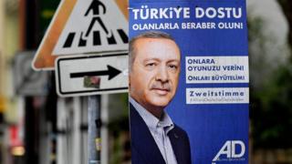 Türkiye kökenli göçmenlerin kurduğu AD-D partisi seçim malzemelerinde Cumhurbaşkanı Erdoğan'ı kullanıyor