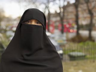 مسلمة منقبة