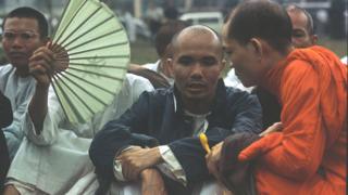 Nhà sư Thích Trí Quang bên ngoài Dinh Độc lập ở Sài Gòn, nơi ông dàn dựng một buổi biểu tình ngồi cùng với các nhà sư Phật giáo khác Ông yêu cầu Tổng thống Nguyễn Văn Thiệu rút lại một sắc lệnh công nhận phe phái ôn hòa, do lãnh đạo thân chính phủ là Thích Tam Châu, làm Giáo hội Phật giáo chính thức.