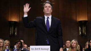 Yargıç Brett Kavanaugh yemin için elini kaldırıyor