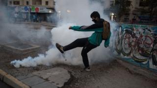Manifestante se enfrenta a las fuerzas de seguridad durante las protestas del 27 de abril en Santiago de Chile.