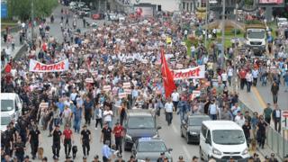 Демонстранты маршируют во время акции протеста против задержания главного оппозиционного депутата Республиканской народной партии (НРП) Эниса Бербероглу, Анкара, Турция, 15 июня 2017 года.