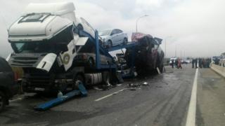 52 sərnişinlə Moskvadan Yerevana hərəkət edən Mercedes markalı avtobus, avtomobil daşıyan Scania markalı maşınla toqquşub