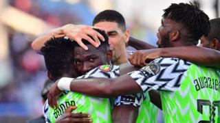 Les Super Eagles célèbrent leur but à l'ouverture du score par le défenseur Kenneth Omeruo, face au Syli national.
