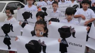 ရန်ကုန်၊ မန္တလေး၊ နေပြည်တော် စတဲ့မြို့ကြီးအများအပြားမှာ ဆန္ဒပြပွဲတွေကိုလည်း အများပြည်သူက ဆက်တိုက်ဆိုသလို လုပ်ဆောင်နေကြ
