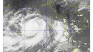 ঘূর্ণিঝড়টি এখন কক্সবাজার থেকে ১২৭০ কিলোমিটার আর মংলা থেকে ১১৯০ কিলোমিটার দূরে রয়েছে।