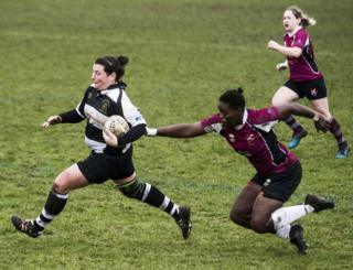 Jayne Meadows about to score a try