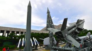Мемориал Корейской войне в Сеуле с копиями ракет обеих стран