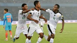 Eric Ayiah et ses coéquipiers du Ghana célèbrent après avoir marqué un but contre l'Inde lors de leur match de Coupe du Monde U-17 de la FIFA à New Delhi