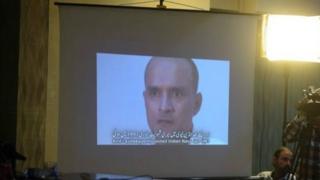 Umuhindi yagirizwa guperereza muri Pakistan bariko baramwerekana ku mboneshakure