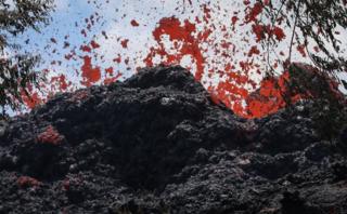 Serpihan lava bagai bebungaan yang menyembur dari gunung Kilauea, 12 Mei.