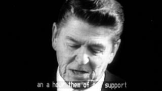 Reagan em discurso televisionado, com imagem em preto e branco