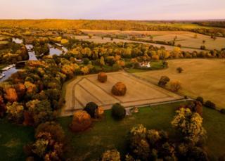 Pemandangan matahari tenggelam terlihat di Hurley dekat Maidenhead, Berkshire