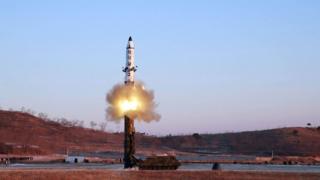 На этом снимке, сделанном 12 февраля 2017 года и опубликованном 13 февраля Корейским официальным центральным информационным агентством (KCNA), показан запуск баллистической ракеты средней дальности класса "земля-земля" Pukguksong-2 в неизвестном месте.