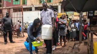 Abanya Uganda i Kampala barimo barakaraba mu kwirinda Covid-19