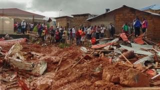 Жители Сьерра-Леоне во Фритауне видят ущерб собственности из-за оползня в пригороде Регента за водохранилищем Гума, Фритаун, Сьерра-Леоне, 14 августа 2017 года