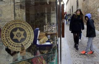 Una mujer y un niño ante un escaparate de la judería de Toledo, en España.