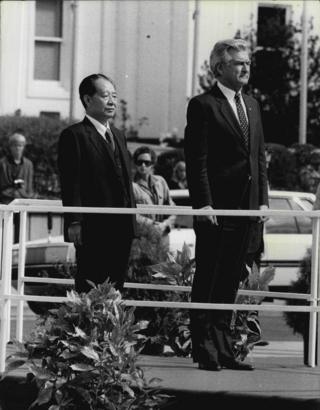 霍克在澳大利亚首都坎培拉的国会大楼外,为到访的胡耀邦举行欢迎仪式。